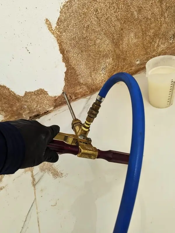 Inyección contra comején en pared interior