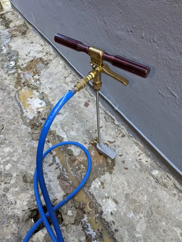 Inyección de termiticida en el suelo junto a la casa