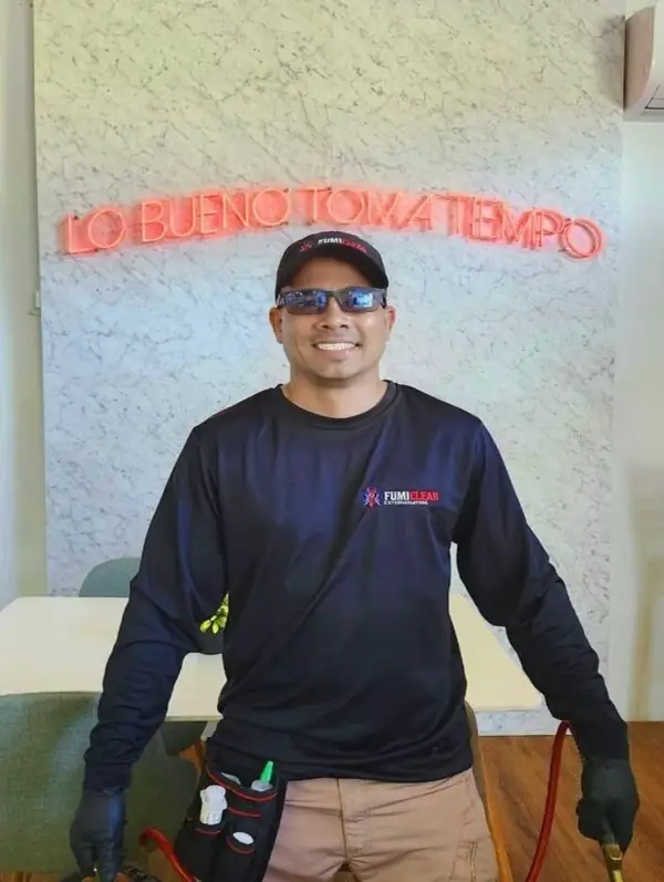 Técnico de FumiClean Exterminating en Puerto Rico